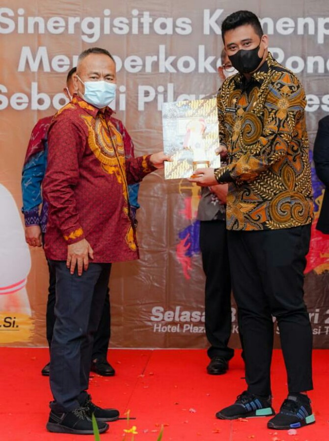 Walikota Medan, Muhammad Bobby Afif Nasution menerima penghargaan sebagai Inisiator olahraga nasional dari Seksi Wartawan Olahraga (Siwo) PWI Pusat yang diserahkan bersamaan dengan rangkaian Hari Pers Nasional (HPN) di Kendari, Sulawesi Tenggara, Selasa (8/2/2022).