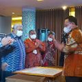 Pj Sekdaprovsu Afifi Lubis saat menandatangani komitmen percepatan rehabilitasi hutan magrove di Kendari