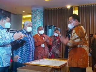 Pj Sekdaprovsu Afifi Lubis saat menandatangani komitmen percepatan rehabilitasi hutan magrove di Kendari