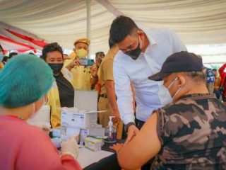 Walikota Medan, Bobby Afif Nasution meninjau pelaksanaan vaksinasi booster di salah satu lokasi belum lama ini. Bagi kelompok masyarakat yang ingin melaksanakan vaksinasi booster massal tinggal mengajukan permohonan ke Dinas Kesehatan Kota Medan. Foto:Bagian Prokopim Setdako Medan/ist