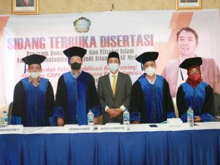 Dosen Universitas Islam Negeri (UIN) Sumatera Utara, Faisal Riza, resmi menyandang gelar Doktor usai mempertahankan disertasinya berjudul “Kesempatan Politik, Mobilisasi dan Framing: Aktivisme GNPF Ulama di Ruang Kota Indonesia Kontemporer”, di Fakultas Ushuluddin dan Studi Islam, UIN Sumut, Rabu (9/2/2022).