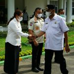 Plt Bupati Langkat, Syah Afandin menyalami salah seorang ASN usai memimpin apel kesiapsiagaan Satgas Covid-19 di Halaman Kantor Bupati Langkat, Rabu (9/2/2022)