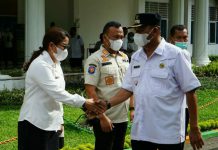 Plt Bupati Langkat, Syah Afandin menyalami salah seorang ASN usai memimpin apel kesiapsiagaan Satgas Covid-19 di Halaman Kantor Bupati Langkat, Rabu (9/2/2022)