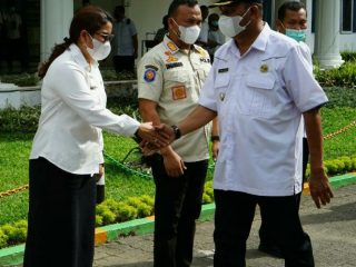 Plt Bupati Langkat, Syah Afandin menyalami salah seorang ASN usai memimpin apel kesiapsiagaan Satgas Covid-19 di Halaman Kantor Bupati Langkat, Rabu (9/2/2022)