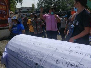 Puluhan masyarakat yang tergabung dalam Forum Masyarakat Peduli Kecamatan Medan Denai berunjuk rasa sambil membawa keranda mayat di depan Kantor Walikota Medan, Jalan Kapten Maulana Lubis, Medan, Jumat (11/2/2022).