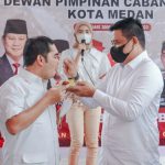 Walikota Medan, Bobby Nasution menyulangi nasi tumpeng kepada Ketua DPC Partai Gerindra Kota Medan, Ikhwan Ritonga