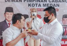 Walikota Medan, Bobby Nasution menyulangi nasi tumpeng kepada Ketua DPC Partai Gerindra Kota Medan, Ikhwan Ritonga