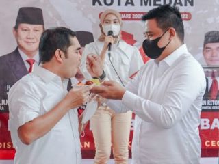 Walikota Medan, Bobby Nasution menyulangi nasi tumpeng kepada Ketua DPC Partai Gerindra Kota Medan, Ikhwan Ritonga