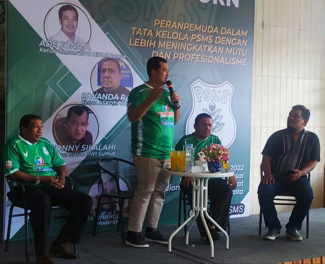 Ketua BPD HIPMI Sumut, Ade Jona P saat memberikan paparan dalam diskusi PSMS Medan di Stadion Cafe Sabtu sore (12/2/2022)