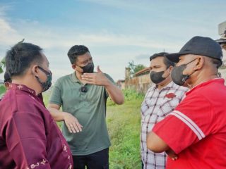 Walikota Medan, Bobby Nasution sedang memberikan arahan kepada jajarannya saat kunjungan ke Kecamatan Medan Marelan, Minggu (13/2/2022)