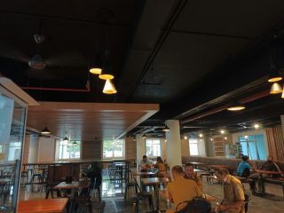 Suasana kantin baru yang diisi PKL eks Jalan Kartini. Gubsu Edy memindahkan mereka ke ruangan layaknya kafe ini.
