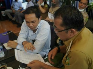 Wakil Walikota Medan, Aulia Rachman saat bertemu dengan PT PLN Medan di Jalan Listrik, Medan, Selasa (15/2/2022). Dalam pertemuan itu Aulia kecewa karena PT PLN tidak juga memberikan data warga Kota Medan yang menjadi pelanggan PLN. Foto:ist