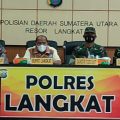 Plt Bupati Langkat, Syah Afandin bersama Kapolres Langkat AKBP Danu Pamungkas Totok dan lainnya mengikuti vidcon antisipasi lonjakan kasus Covid-19 dengan Gubernur Sumatera Utara, Edy Rahmayadi via zoom meating, di Aula Wirasatya Polres Langkat, Stabat, Senin (14/2/2022).