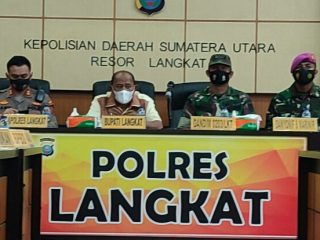 Plt Bupati Langkat, Syah Afandin bersama Kapolres Langkat AKBP Danu Pamungkas Totok dan lainnya mengikuti vidcon antisipasi lonjakan kasus Covid-19 dengan Gubernur Sumatera Utara, Edy Rahmayadi via zoom meating, di Aula Wirasatya Polres Langkat, Stabat, Senin (14/2/2022).