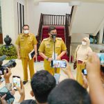 Walikota Medan, Bobby Nasution menutup 10 sekolah di Medan selama 14 hari ke depan. Hal ini dikarenakan guru dan siswa di sekolah itu terpapar Covid-19.