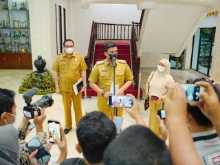 Walikota Medan, Bobby Nasution menutup 10 sekolah di Medan selama 14 hari ke depan. Hal ini dikarenakan guru dan siswa di sekolah itu terpapar Covid-19.