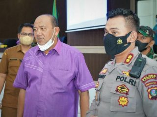 Plt Bupati Langkat, Syah Afandin memimpin rapat percepatan penanggulangan penyebaran Covid-19 dengan Forkopimda Langkat, di Ruang Pola Kantor Bupati Langkat, Stabat, Selasa (15/2/2022).