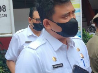 Walikota Medan, Bobby Nasution saat memberikan keterangan kepada wartawan usai meninjau pelaksanaan vaksinasi di salah satu SD Negeri di kawasan Medan Maimoon