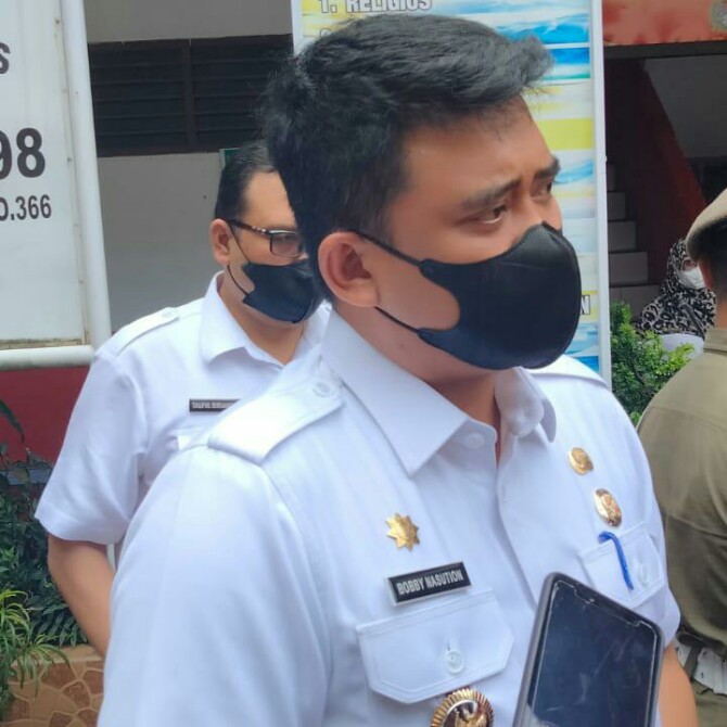 Walikota Medan, Bobby Nasution saat memberikan keterangan kepada wartawan usai meninjau pelaksanaan vaksinasi di salah satu SD Negeri di kawasan Medan Maimoon