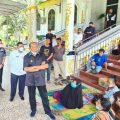 Plt Bupati Langkat, Syah Afandin menemui puluhan pengunjung rasa yang menginap di Halaman Gedung DPRD Langkat sejak Selasa (15/2/2022).