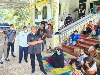 Plt Bupati Langkat, Syah Afandin menemui puluhan pengunjung rasa yang menginap di Halaman Gedung DPRD Langkat sejak Selasa (15/2/2022).