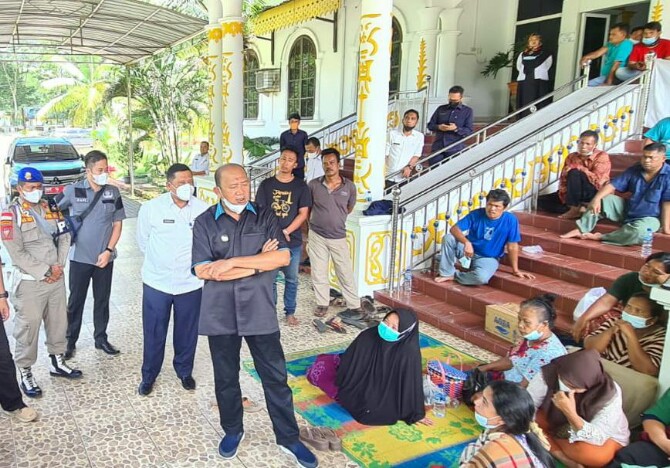 Plt Bupati Langkat, Syah Afandin menemui puluhan pengunjung rasa yang menginap di Halaman Gedung DPRD Langkat sejak Selasa (15/2/2022).