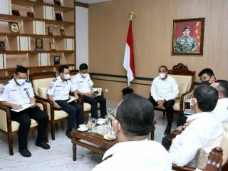 Gubernur Sumut Edy Rahmayadi menerima audiensi Walikota Medan dan PT KAI terkait revitalisasi Lapangan Merdeka di ruang kerja Gubernur Sumut, lantai 10 Kantor Gubernur Sumut, Jalan Diponegoro No 30 Medan, Rabu (16/2/2022). (kaldera/diskominfo)