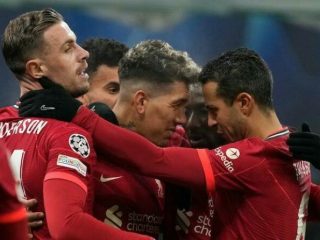 Roberto Firmino (tengah) mendapat pujian dari rekannya usai mencetak gol pembuka kemenangan Liverpool atas Inter Milan dinihari tadi. Liverpool menang 2-0 di San Siro.