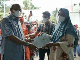 Plt Bupati Langkat, Syah Afandin menyerahkan 70 sertifikat hak atas tanah nelayan dan klaim asuransi nelayan senilai Rp220 juta.