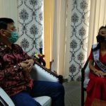 Ketua DPRD Medan, Hasyim saat berbincang dengan perwakilan Sumut di ajang Puteri Indonesia 2022, Sarah Panjaitan di Ruang Kerjanya, Kamis (17/2/2022)