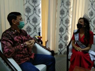 Ketua DPRD Medan, Hasyim saat berbincang dengan perwakilan Sumut di ajang Puteri Indonesia 2022, Sarah Panjaitan di Ruang Kerjanya, Kamis (17/2/2022)