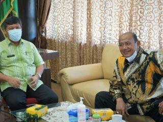 Plt Bupati Langkat, Syah Afandin menerima kunjungan Kepala Kantor Pertanahan Negara Kabupaten Langkat, Fachrul Husin di Kantor Bupati Langkat, Stabat, Jumat (18/2/2022).