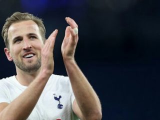 Penyerang Tottenham, H Kane melakukan selebrasi usai pertandingan melawan Manchester City di Etihad Stadium, Sabtu (19/2/2022). City menyerah 2-3 dalam laga tersebut.