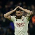 Penyerang anyar AC Milan, Oliver Giroud tampak kecewa ketika timnya bermain imbang 2-2 saat melawan Salernitana di Stadion Arechi, Minggu (20/2/2022). Foto:dok