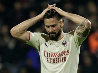 Penyerang anyar AC Milan, Oliver Giroud tampak kecewa ketika timnya bermain imbang 2-2 saat melawan Salernitana di Stadion Arechi, Minggu (20/2/2022). Foto:dok
