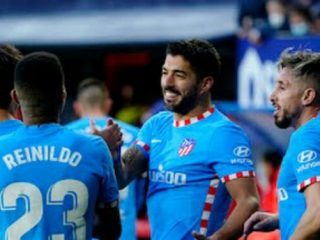 Striker Atlitico Madrid, Luis Suarez bersama pemain lainnya merayakan gol kedua tim tersebut ke gawang Osasuna ketika kedua tim bertemu di Stadion El Sadar, markasnya Osasuna, Sabtu (19/2022). Atlitico menang 3-0.foto:ist