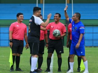 Walikota Medan, Bobby Nasution saat bermain sepak bola di Stadion Teladan Medan beberapa waktu lalu. Pemko Medan melalui OPD terkait akan menambah kapasitas penonton stadion tesebut dalam waktu dekat. Foto:IST