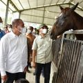 Gubernur Sumatera Utara (Sumut) Edy Rahmayadi meninjau venue berkuda Jericho Stable di Sei Rampah, Serdangbedagai, Minggu (20/2/2022). Venue yang ditinjau tersebut sudah dipastikan siap digunakan untuk PON 2024. (Foto Dinas Kominfo Provinsi Sumut : Veri Ardian).