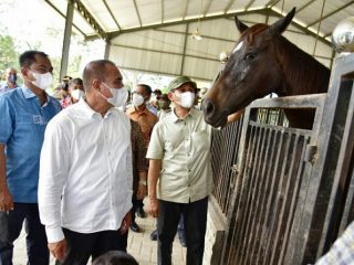 Gubernur Sumatera Utara (Sumut) Edy Rahmayadi meninjau venue berkuda Jericho Stable di Sei Rampah, Serdangbedagai, Minggu (20/2/2022). Venue yang ditinjau tersebut sudah dipastikan siap digunakan untuk PON 2024. (Foto Dinas Kominfo Provinsi Sumut : Veri Ardian).