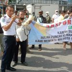 Kadishub Kota Medan, Iswar Lubis saat menemui para supir yang melakukan aksi unjuk rasa di depan Kantor Walikota Medan, Senin (21/2/2022)