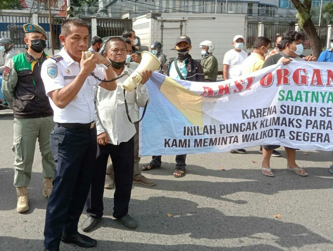 Kadishub Kota Medan, Iswar Lubis saat menemui para supir yang melakukan aksi unjuk rasa di depan Kantor Walikota Medan, Senin (21/2/2022)