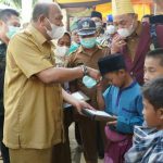 Plt Bupati Langkat, Syah Afandin menghadiri kegiatan khitan massal dan pengobatan gratis serta vaksinasi di Rumah. Ma'ruf Ritonga, Dusun II, Desa Paya Bengkuang, Kecamatan Gebang, Langkat, Senin (21/2/2022).