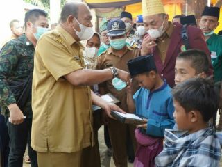 Plt Bupati Langkat, Syah Afandin menghadiri kegiatan khitan massal dan pengobatan gratis serta vaksinasi di Rumah. Ma'ruf Ritonga, Dusun II, Desa Paya Bengkuang, Kecamatan Gebang, Langkat, Senin (21/2/2022).