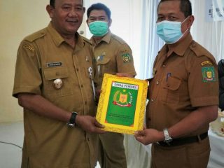 Plt Bupati Langkat, Syah Afandin menyerahkan user ID dan password hak akses data kependudukan kepada 13 Kepala Perangkat Daerah jajaran Pemkab Langkat, di Aula Kantor Dinas Kependudukan dan Pencatatan Sipil (Disdukcapil) Langkat, Stabat, Senin (21/2/2022).