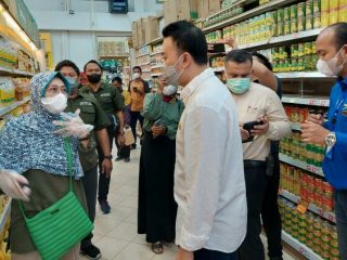 Komisi III DPRD Medan melakukan sidak ke swalayan Brastagi di Jalan Gatot Subroto Medan dan Pasar Sei Sekambing terkait kesedian minyak goreng, Selasa (22/2/2022).