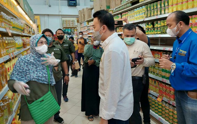 Komisi III DPRD Medan melakukan sidak ke swalayan Brastagi di Jalan Gatot Subroto Medan dan Pasar Sei Sekambing terkait kesedian minyak goreng, Selasa (22/2/2022).