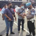 Kasie Propam saat memeriksa senpi milik personel di Halaman Mapolrestabes MS, Selasa (22/2/2022)