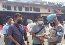 Kasie Propam saat memeriksa senpi milik personel di Halaman Mapolrestabes MS, Selasa (22/2/2022)