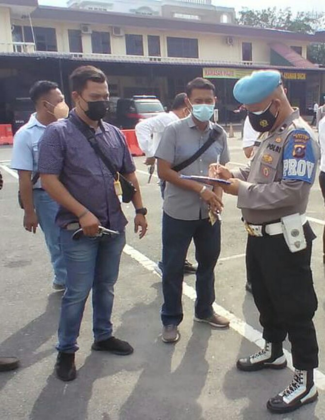Kasie Propam saat memeriksa senpi milik personel di Halaman Mapolrestabes MS, Selasa (22/2/2022)