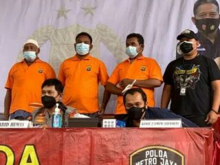 Personel Ditreskrimum Polda Metro Jaya berhasil meringkus tiga orang pelaku pengeroyokan Ketua Umum DPP KNPI, Haris Pertama. Pihak kepolisian pun memaparkan peran masing-masing pelaku.